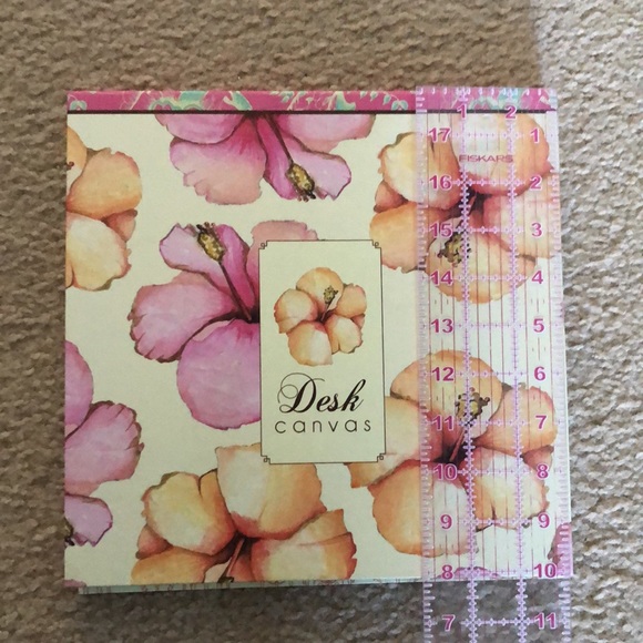 NWT Cid Pear by Tina Givens Desk Canvas Paper Weekly Agenda with Large Flowers - Picture 5 of 6